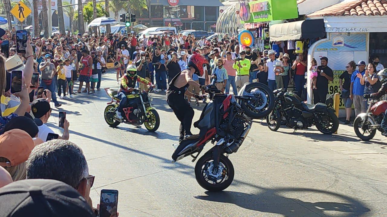 $!Vibran las motos en desfile por el malecón de Mazatlán