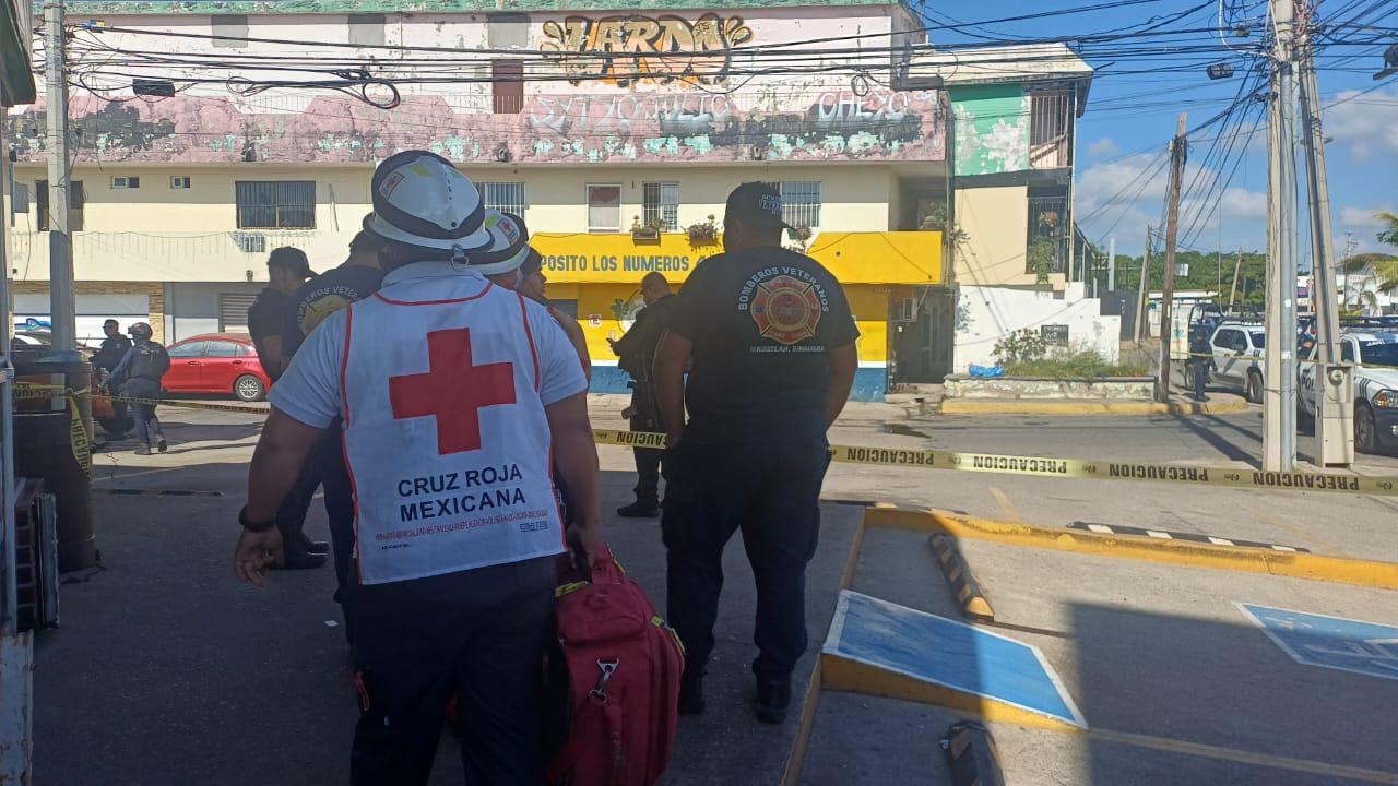 $!Con armas largas disparan contra expendio en El Toreo en Mazatlán