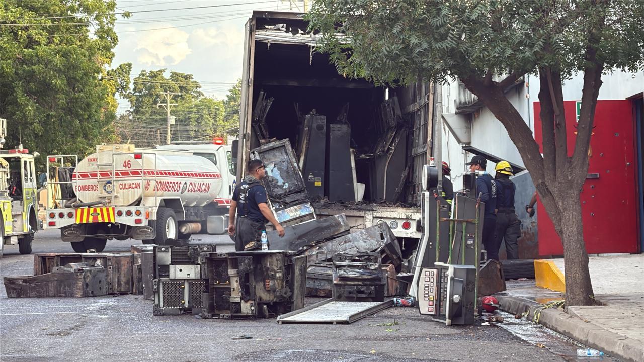 $!Balean e incendian tráiler con maquinas tragamonedas de un casino de Villa Universidad, en Culiacán
