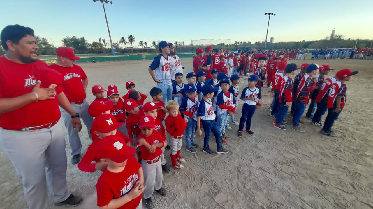 $!Peloteritos cantan el playbol en el Torneo Distrital