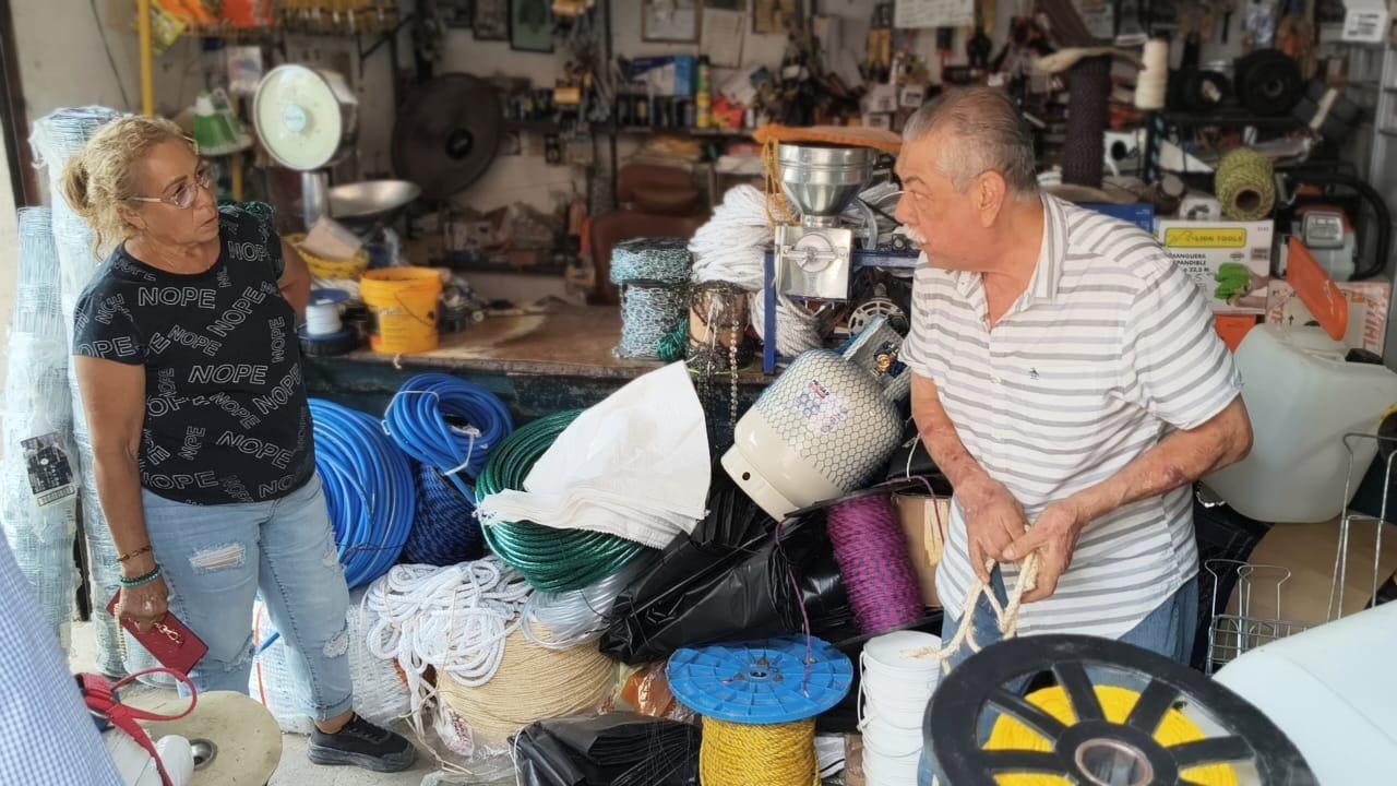 $!Desde hace 60 años, Aurelio mantiene en Rosario una tienda de productos para el campo