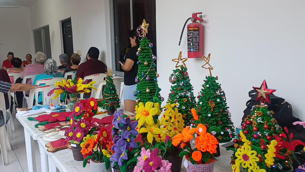 $!Doña María utiliza sus habilidades para crear manualidades que regala a los suyos