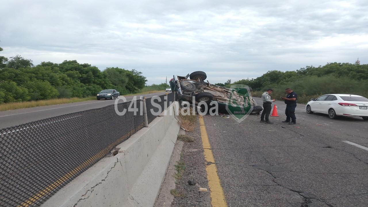 $!Vuelca camioneta y es abandonada en autopista, en Guasave