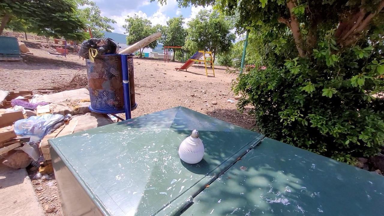 $!Los niños de Alturas del Sur no pueden salir al parque porque no hay luz en las noches