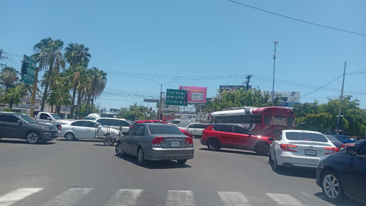$!Ocasiona caos vial fallas en semáforo de Mazatlán