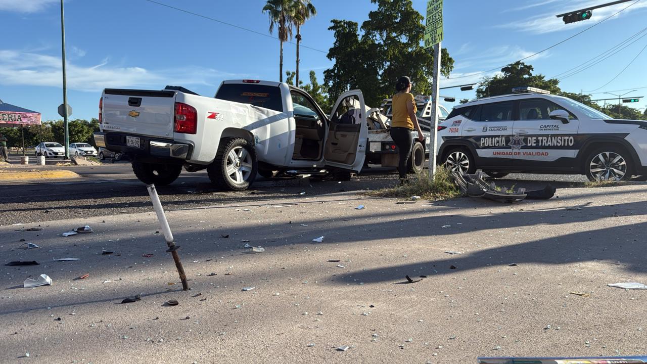$!Patrulla de la Policía Municipal de Culiacán se estrella contra domicilio tras percance vial en el fraccionamiento Villas del Rio