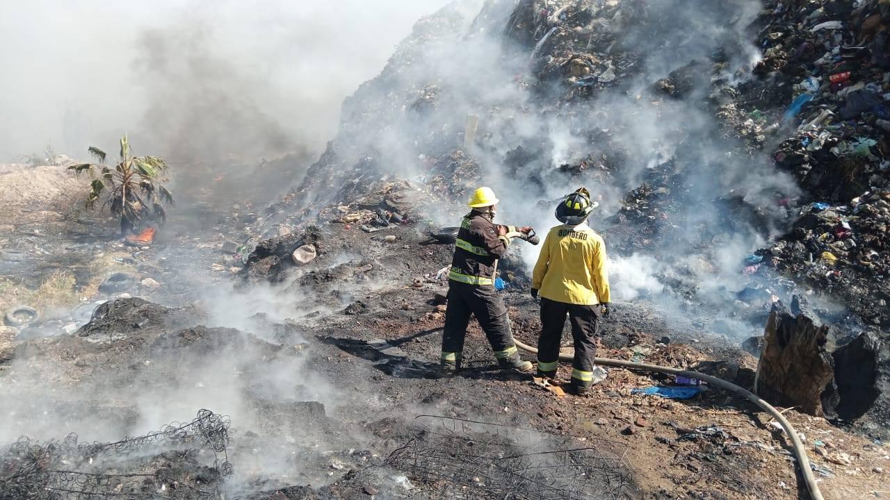 $!Bomberos combaten un nuevo incendio en el Basurón Municipal de Mazatlán