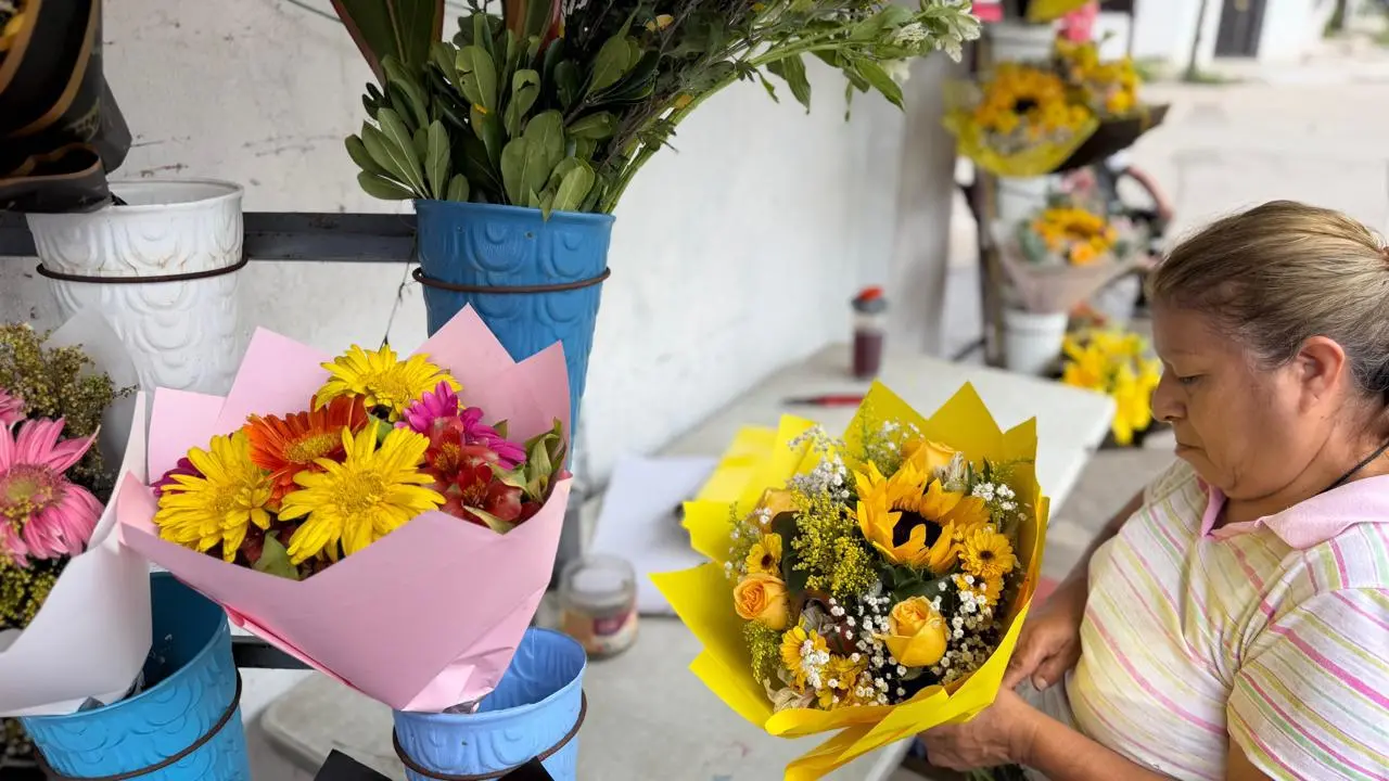 $!Buscan jóvenes las flores amarillas en Mazatlán
