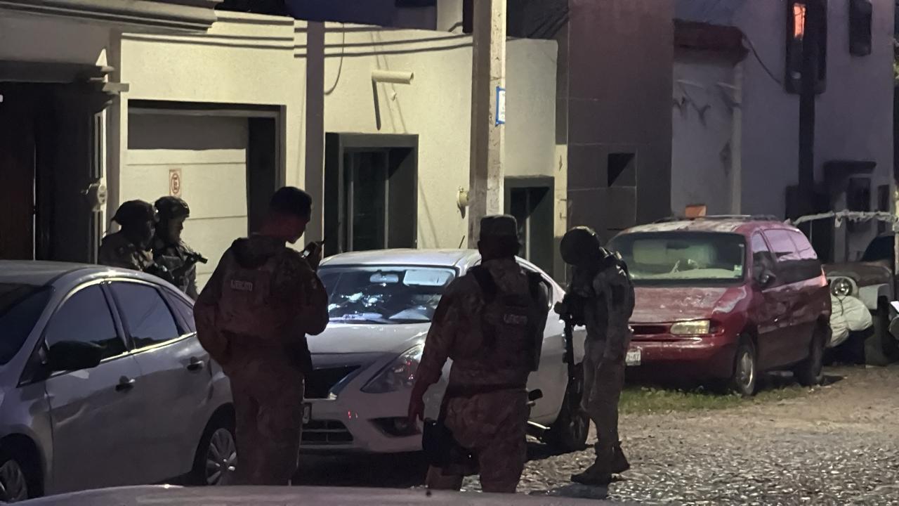 $!Atacan a balazos a un hombre cuando se encontraba comprando en un local de tortas de Culiacán