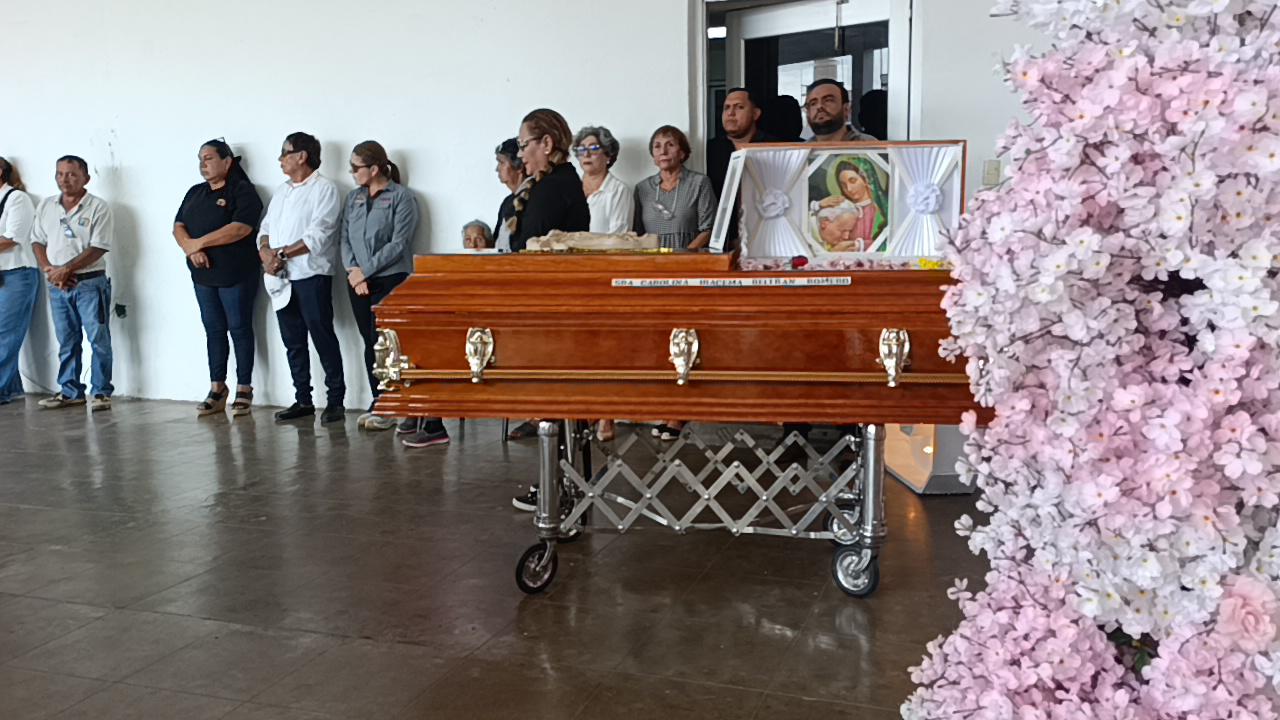 $!‘No lo merecía’: Entre lágrimas y un profundo dolor, Escuinapa da el último adiós a Carolina Beltrán