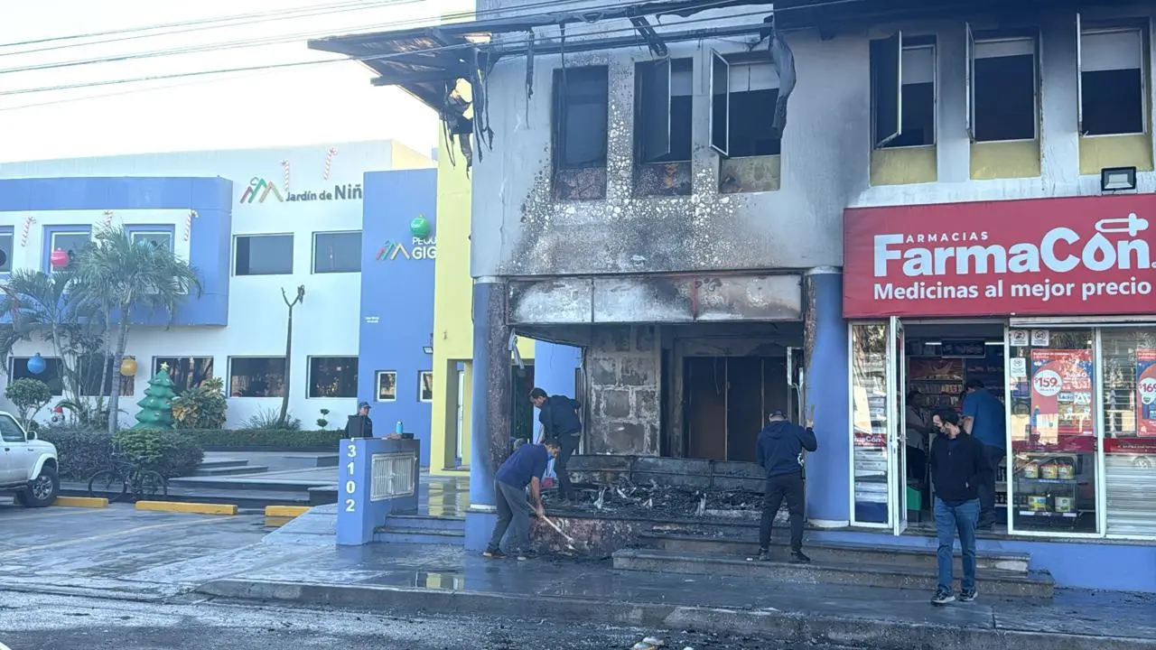 $!Incendian tienda de uniformes de un jardín de niños de la colonia Horizontes, en Culiacán