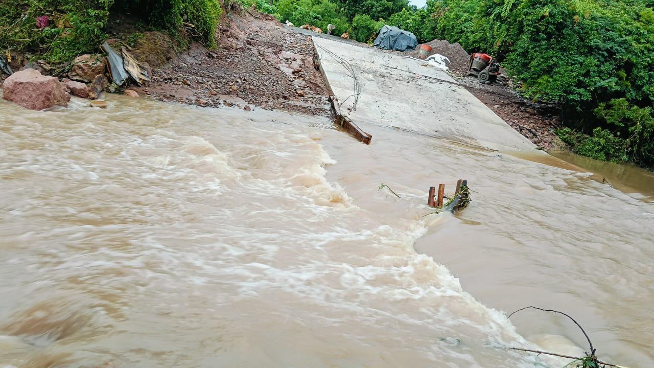 $!Reparan adultos y niños camino deshecho por lluvias, en Escuinapa