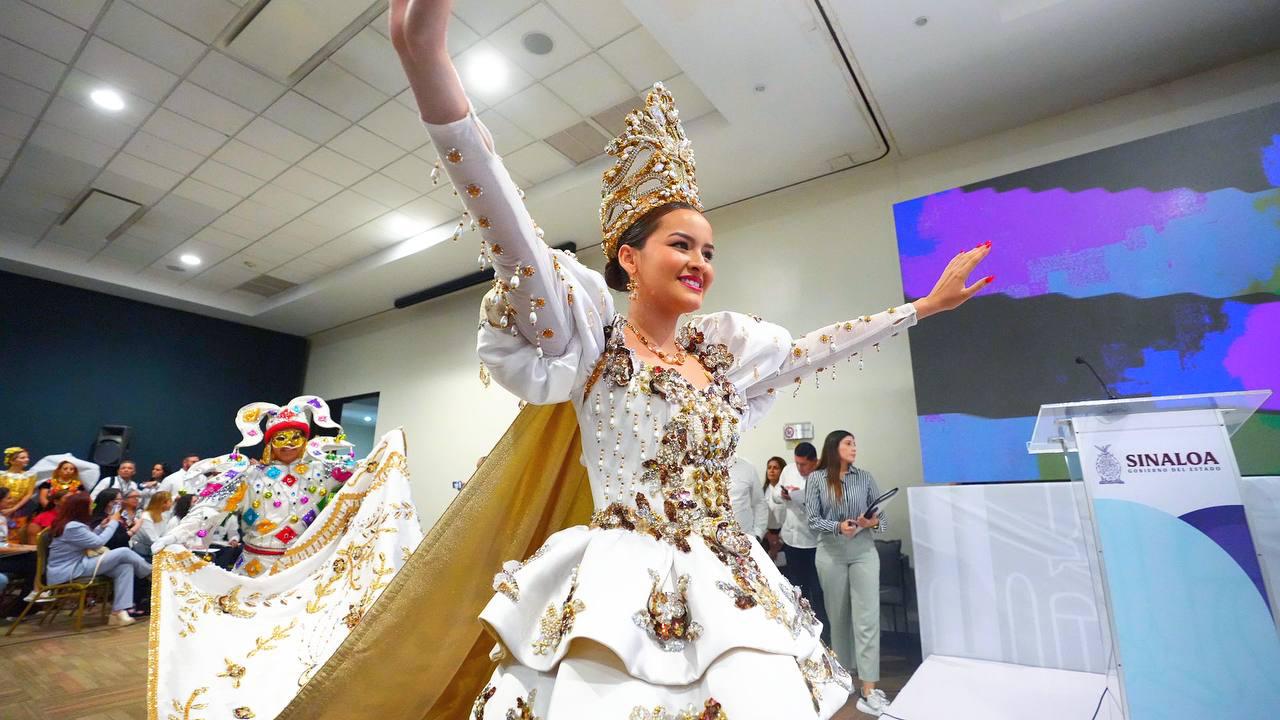 $!Uma Ramírez, Reina de los Juegos Florales del Carnaval 2023, en su recorrido.