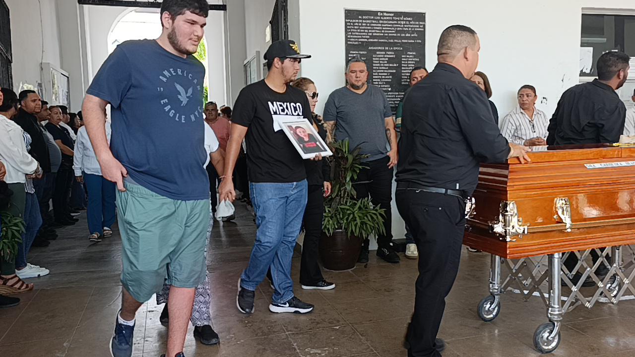 $!‘No lo merecía’: Entre lágrimas y un profundo dolor, Escuinapa da el último adiós a Carolina Beltrán