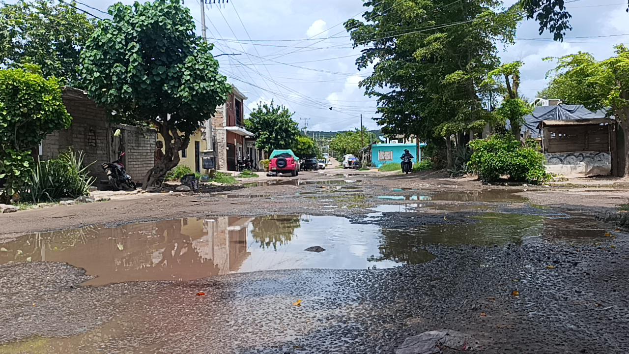 $!Denuncian vecinos calle en mal estado en la colonia Francisco I. Madero, en Escuinapa