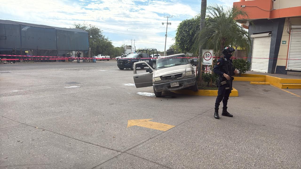 $!Matan a balazos a hombre a bordo de camioneta en gasolinera de Aguaruto, Culiacán