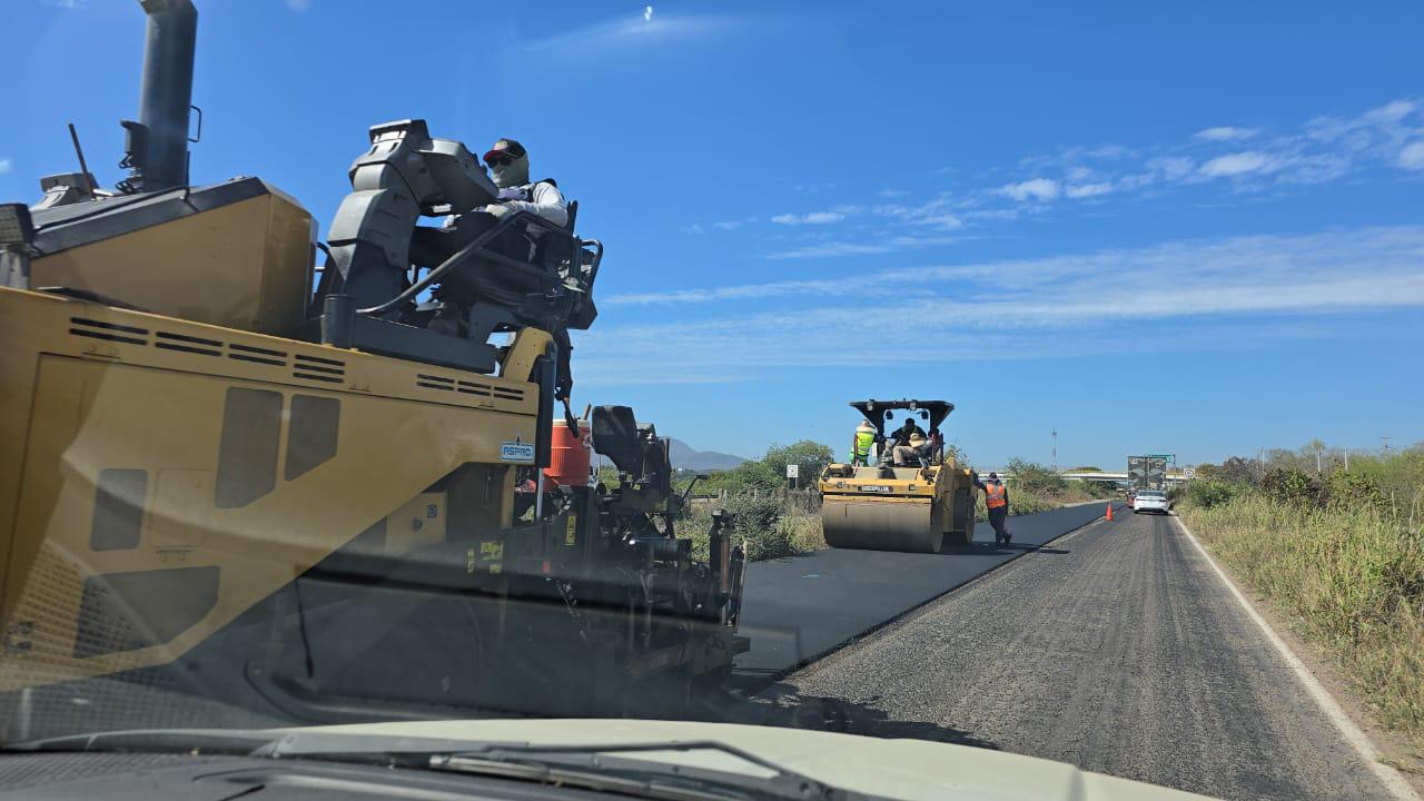 $!Realizan trabajos de reencarpetado de la carretera México 15, a la altura de Rosario