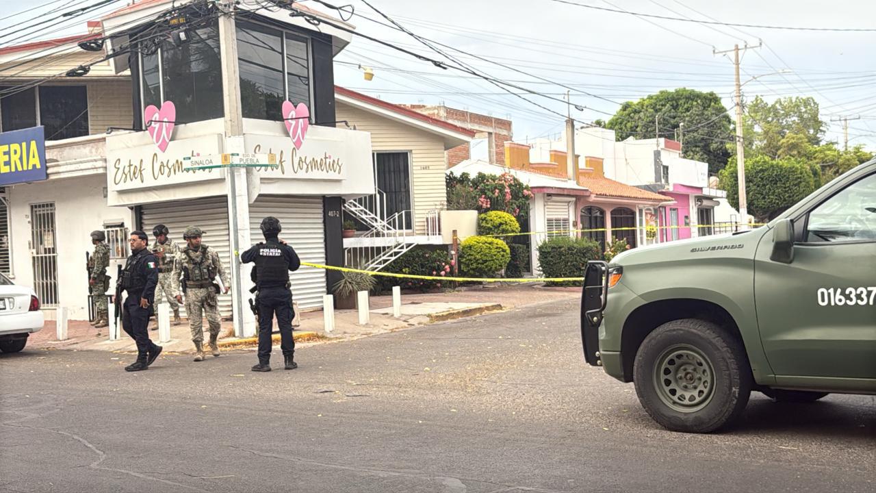 $!Atacan a balazos negocio de cosméticos en Las Quintas, en Culiacán; presentó tres impactos en la fachada
