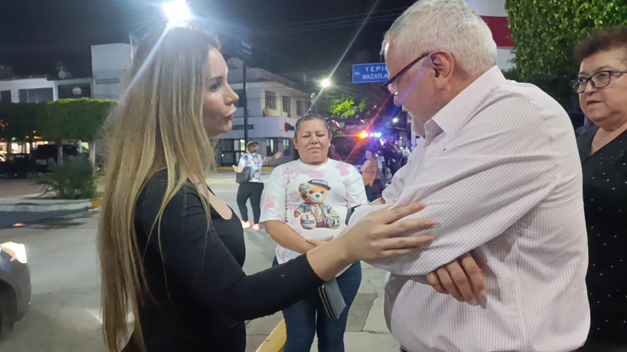 $!Por mal estado de las calles, ciudadana enfrenta a Alcalde de Escuinapa