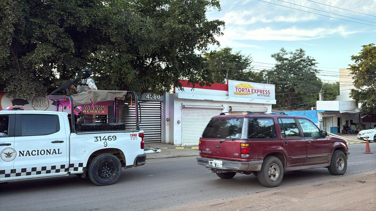 $!Atacan a balazos a un hombre cuando se encontraba comprando en un local de tortas de Culiacán