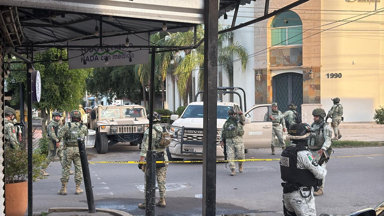 $!Persecución armada deja un hombre muerto y una mujer herida en la avenida Álvaro Obregón, en Culiacán
