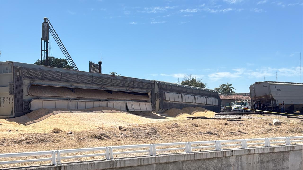 $!Se descarrila tren cargado con maíz en el sector Recursos Hidráulicos, en Culiacán