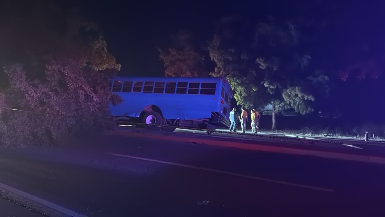 $!Choque entre camión de personal y auto deja dos muertos en Yebavito, Navolato