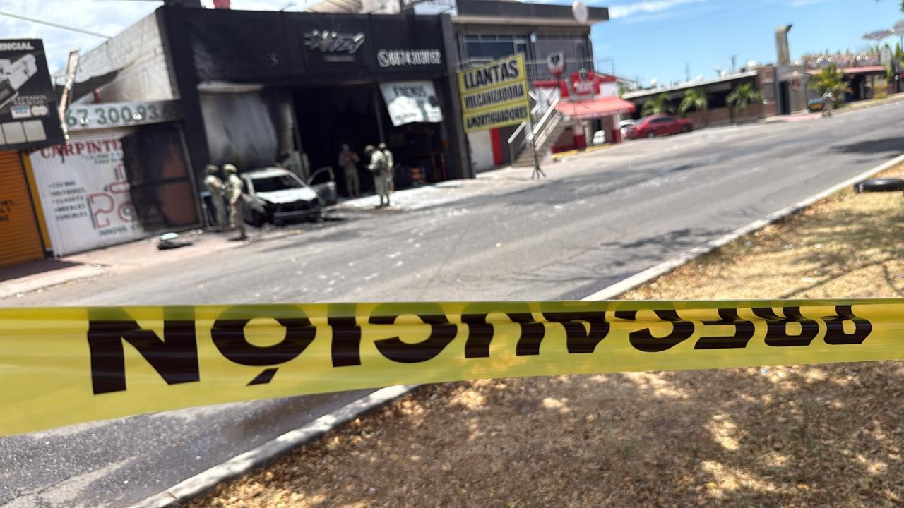 $!Incendian llantera tras estrellarle un vehículo en Pradera Dorada, en Culiacán