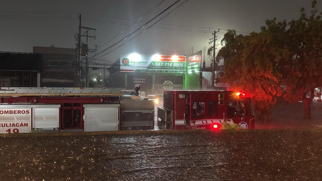$!Auto queda varado bajo el agua en El Vallado tras lluvia en Culiacán