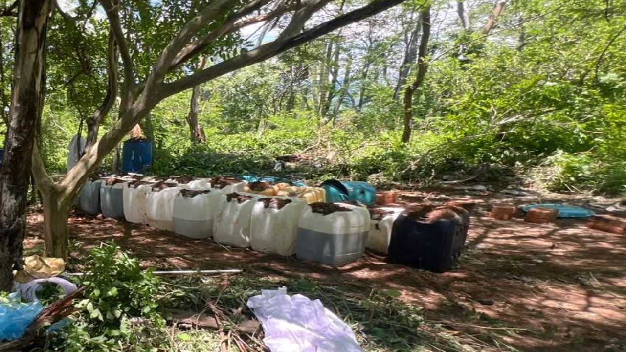 $!Inhabilitan área de almacenamiento de químicos para metanfetamina en Culiacán