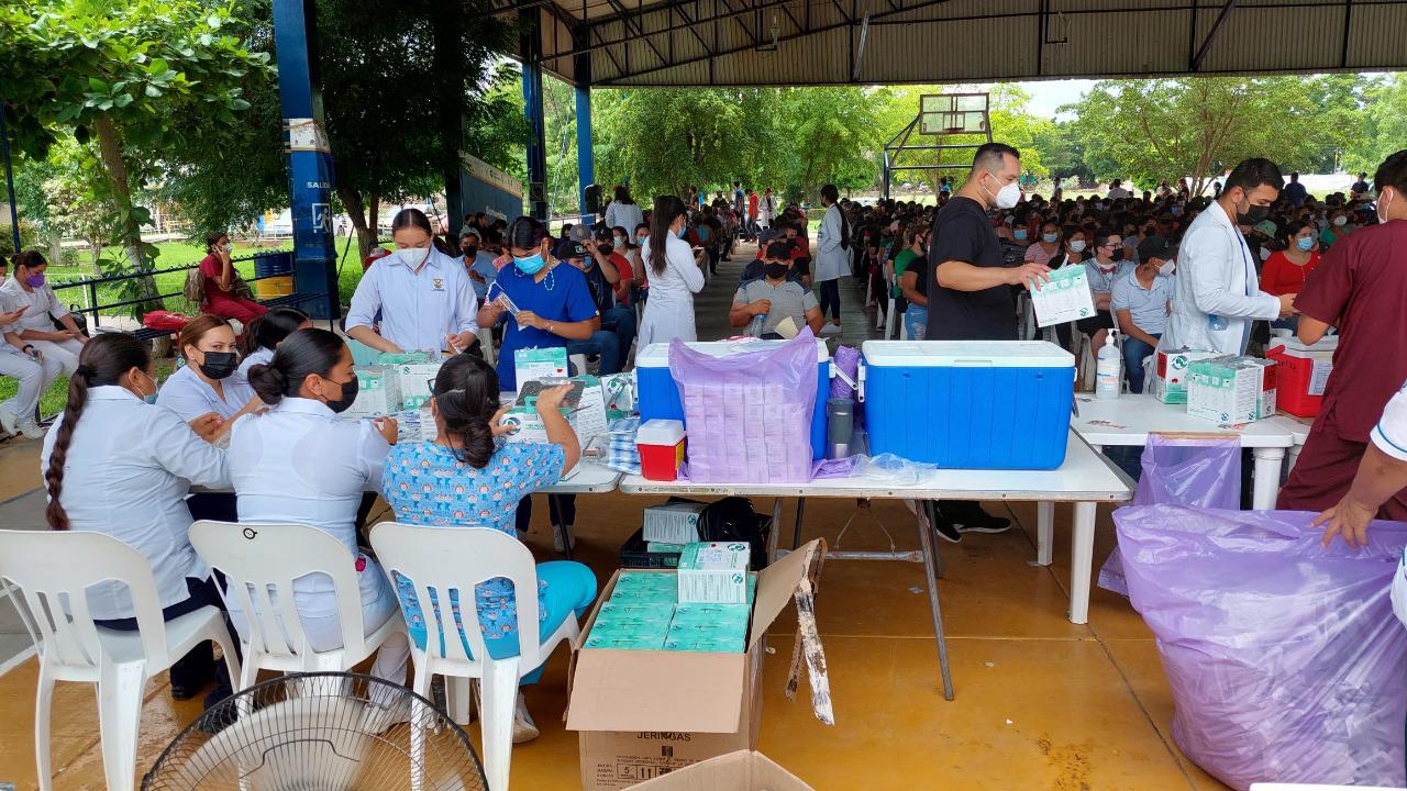 $!Jóvenes de Guasave acuden en masa a vacunarse y provocan aglomeraciones