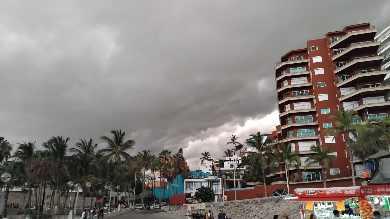 $!Se nubla Mazatlán ante alerta de lluvias y tormenta eléctrica
