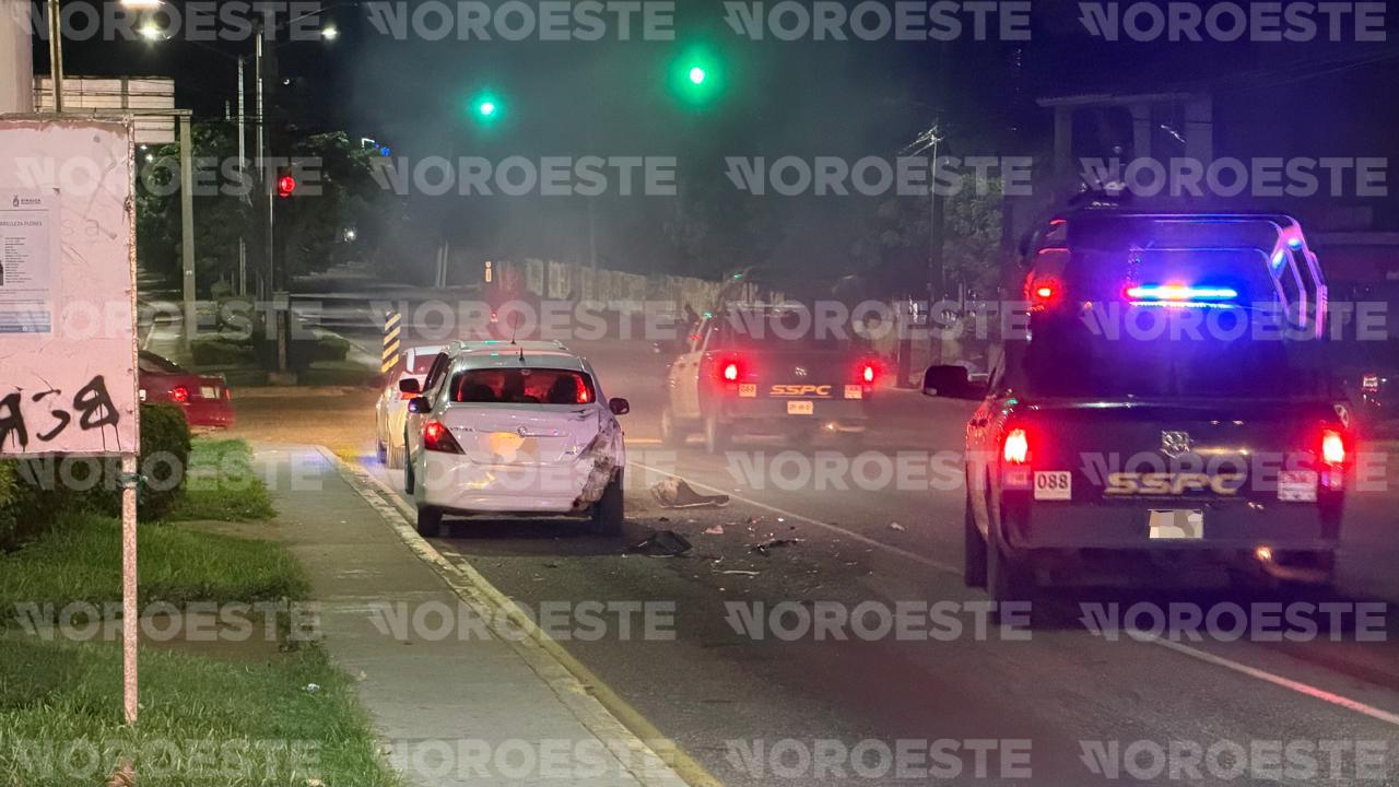 $!Choca patrulla al esquivar accidente previo sobre la México 15, en Mazatlán