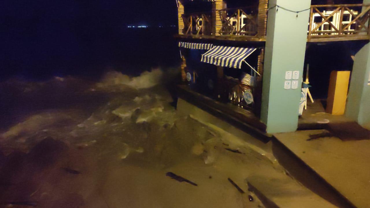 $!Se ‘sale’ el mar en Mazatlán esta tarde de miércoles