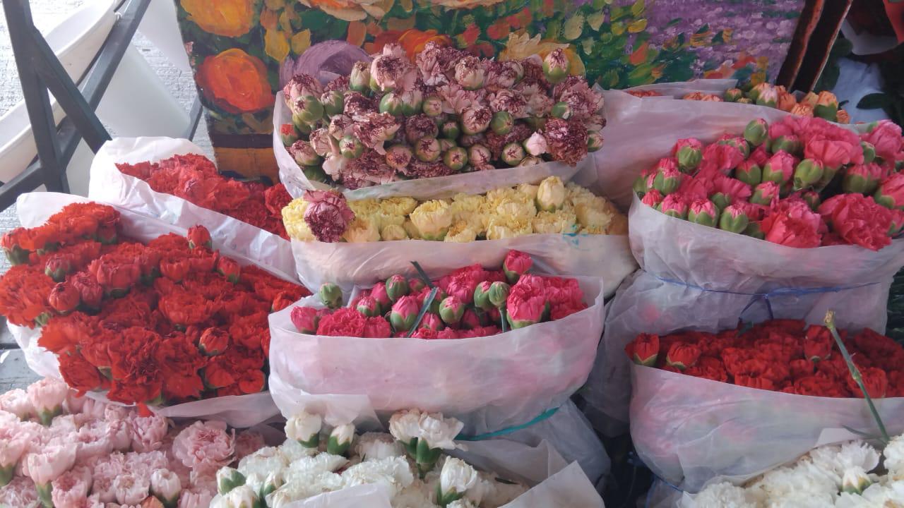 $!Mercado de las Flores en Mazatlán enfrenta retrasos previo al Día de Muertos