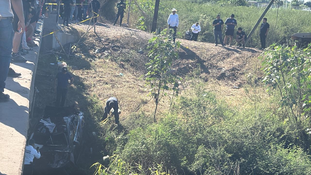 $!Padre e hijo mueren al caer en vehículo a un canal en Navolato