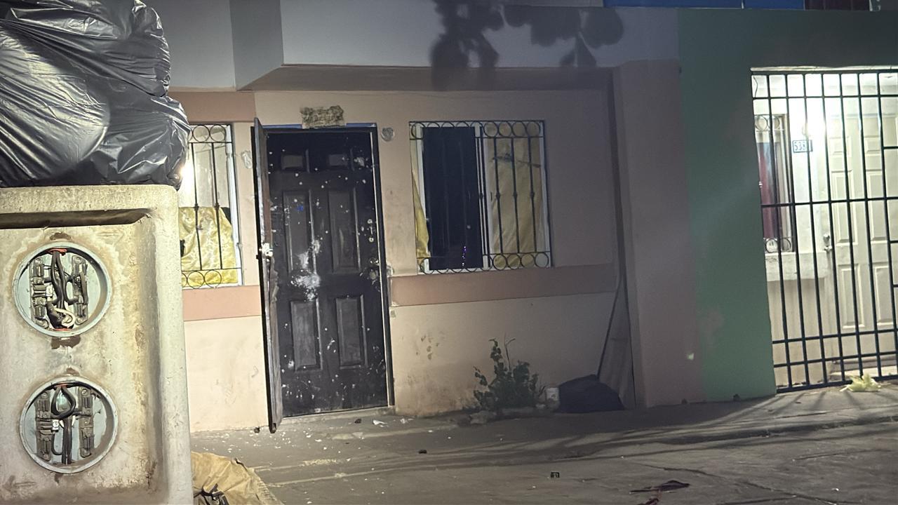 $!Civiles disparan contra domicilio habitado por una familia en el fraccionamiento Urbivilla del Prado, en Culiacán