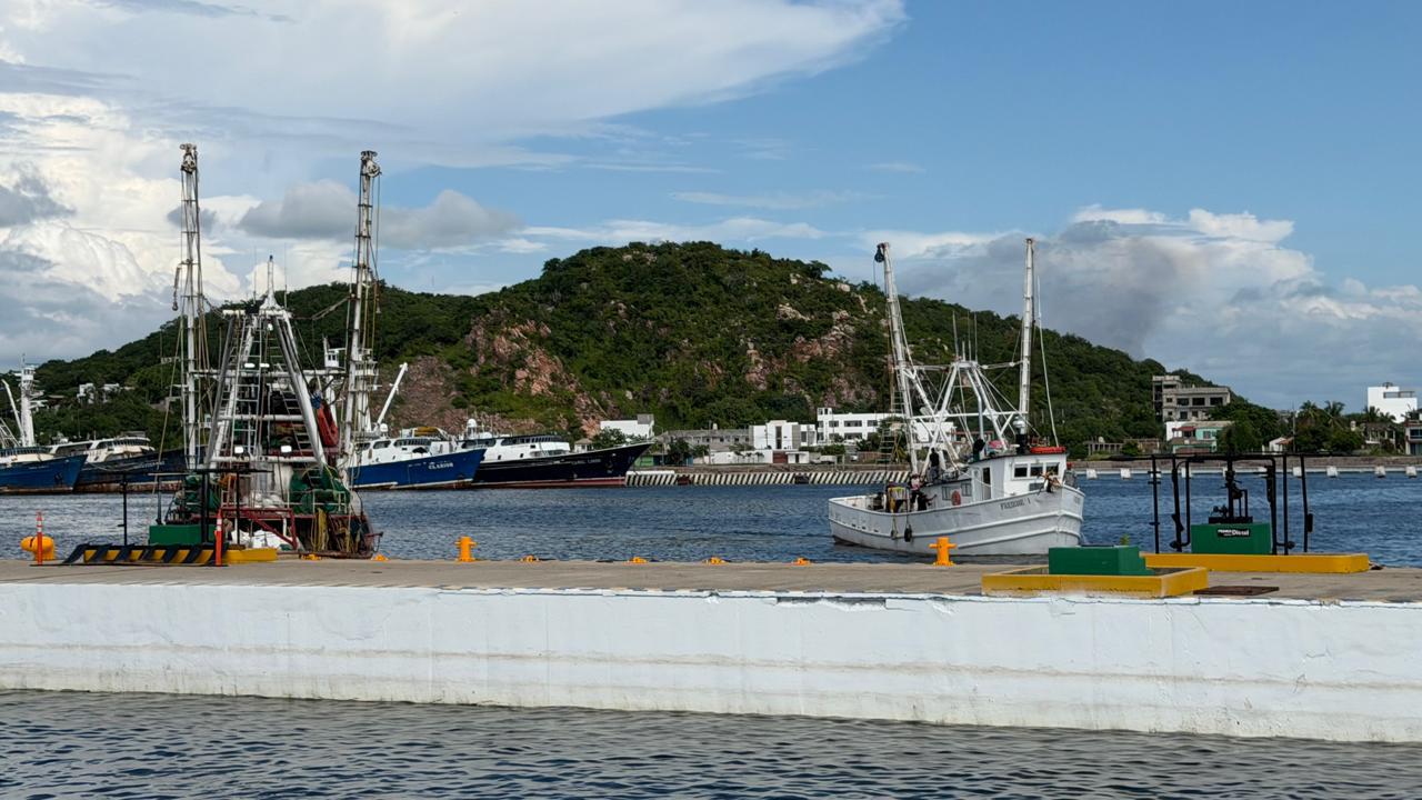 $!Comienzan a salir barcos camaroneros de Mazatlán vía lastre ante próxima temporada de capturas en altamar