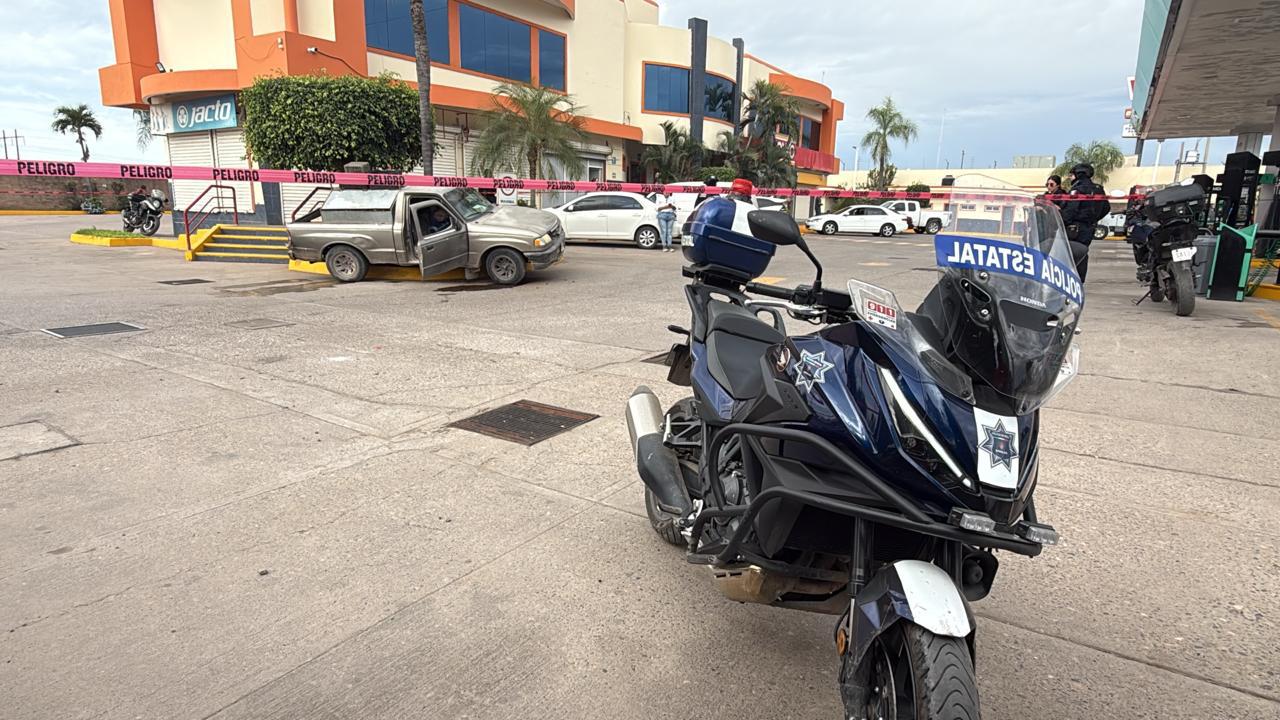 $!Matan a balazos a hombre a bordo de camioneta en gasolinera de Aguaruto, Culiacán