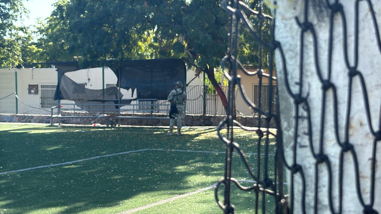 $!Atacan a balazos a una persona en canchas de futbol en Infonavit Barrancos, en Culiacán