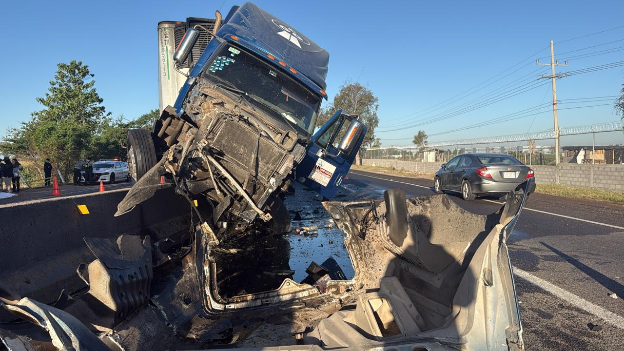 $!Accidente entre tráiler y camioneta deja una persona sin vida en La Costerita, en Culiacán