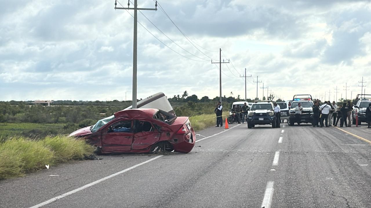 $!Muere mujer luego de chocar contra un camión de pasajeros en la carretera Navolato-Altata