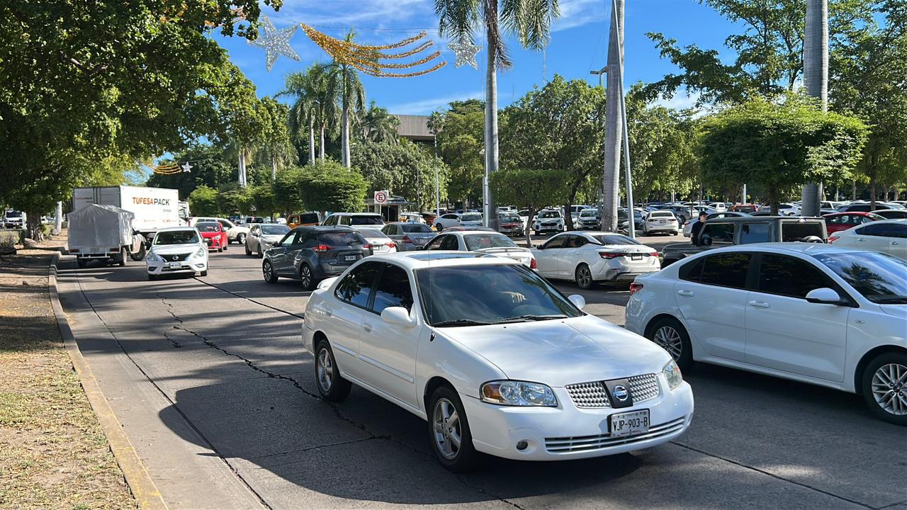 $!Comuneros de la Presa Santa María bloquean Avenida Insurgentes en Culiacán ante retraso en pago de convenio