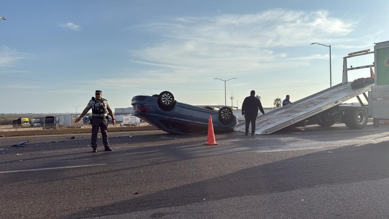 $!Vuelca vehículo en el libramiento La Costerita, en Culiacán; conductor resulta con lesiones leves