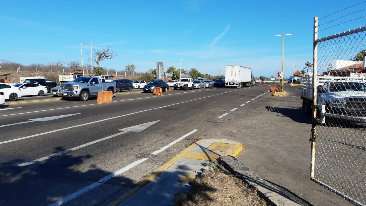 $!Por éxodo de vacacionistas, en Mármol abren cuatro carriles hacia el norte de Sinaloa