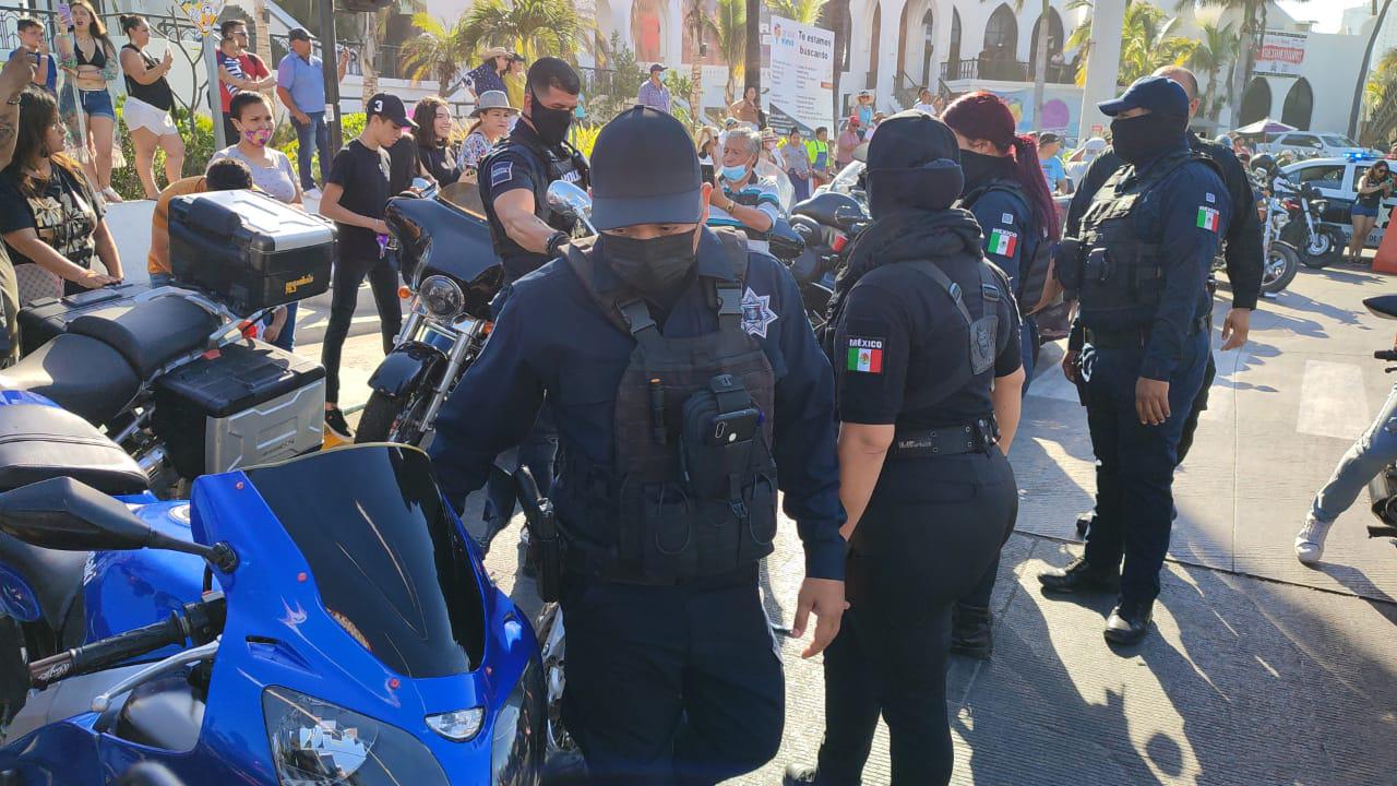 $!Vibran las motos en desfile por el malecón de Mazatlán
