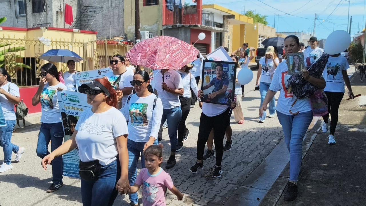$!‘Quiero abrazarlo, no escarbar’: Marchan en Rosario por sus desaparecidos