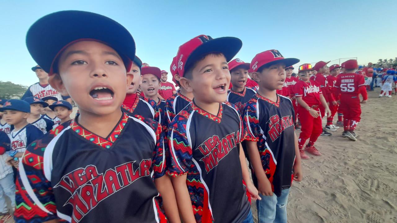 $!Peloteritos cantan el playbol en el Torneo Distrital