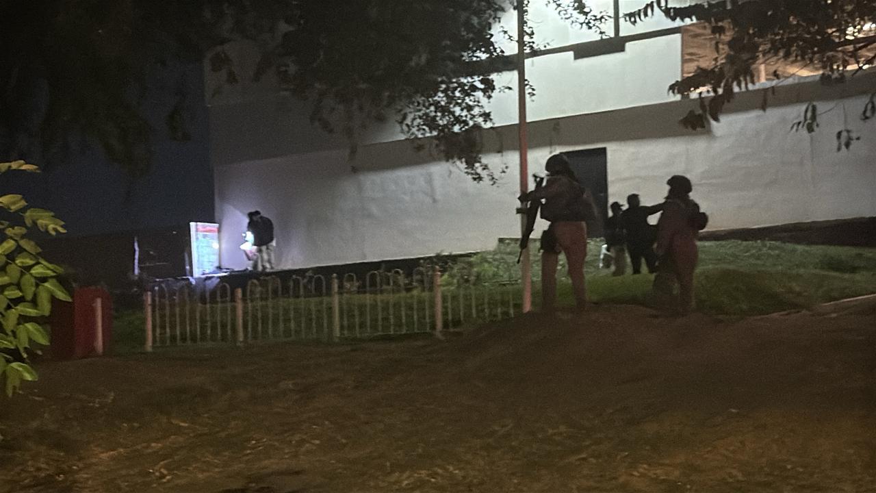 $!Asesinan a dos jóvenes a espaldas de unos departamentos y plaza comercial del sector Tres Ríos, en Culiacán