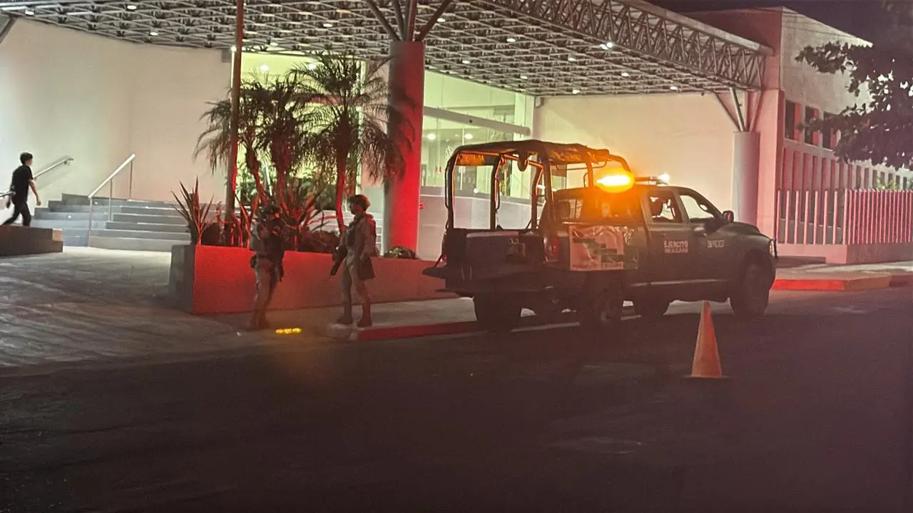 $!Ataque a balazos frente a funeraria deja a dos jóvenes heridos en sector Montebello, Culiacán